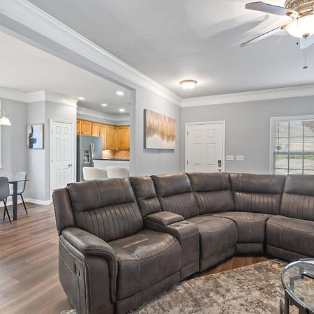 Вилла Calming Grey Townhouse With Jacuzzi Bathtub Атланта Экстерьер фото