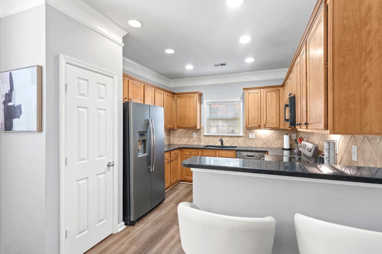 Вилла Calming Grey Townhouse With Jacuzzi Bathtub Атланта Экстерьер фото