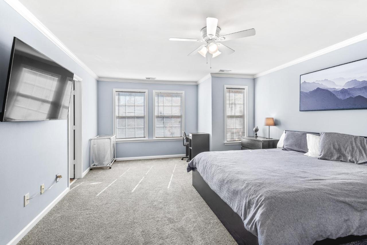 Вилла Calming Grey Townhouse With Jacuzzi Bathtub Атланта Экстерьер фото
