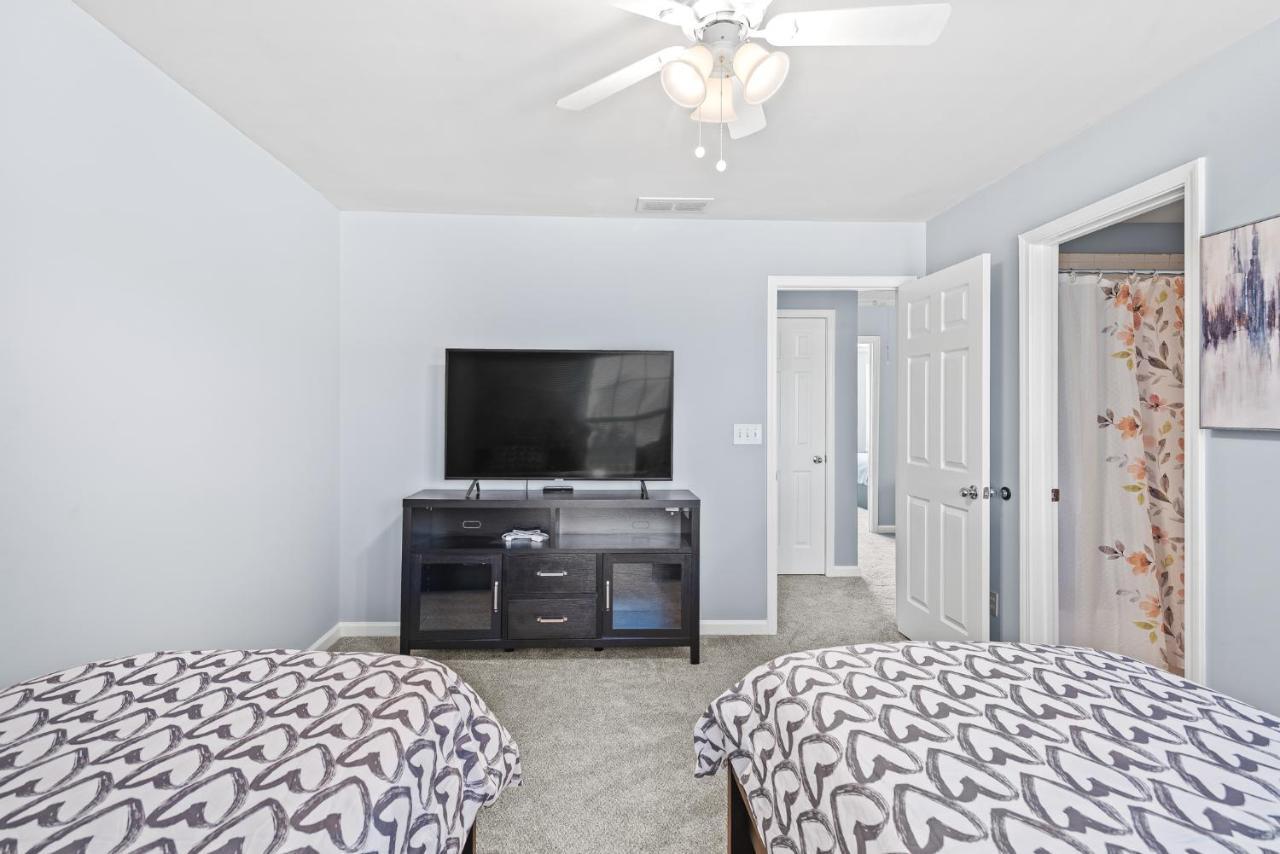 Вилла Calming Grey Townhouse With Jacuzzi Bathtub Атланта Экстерьер фото