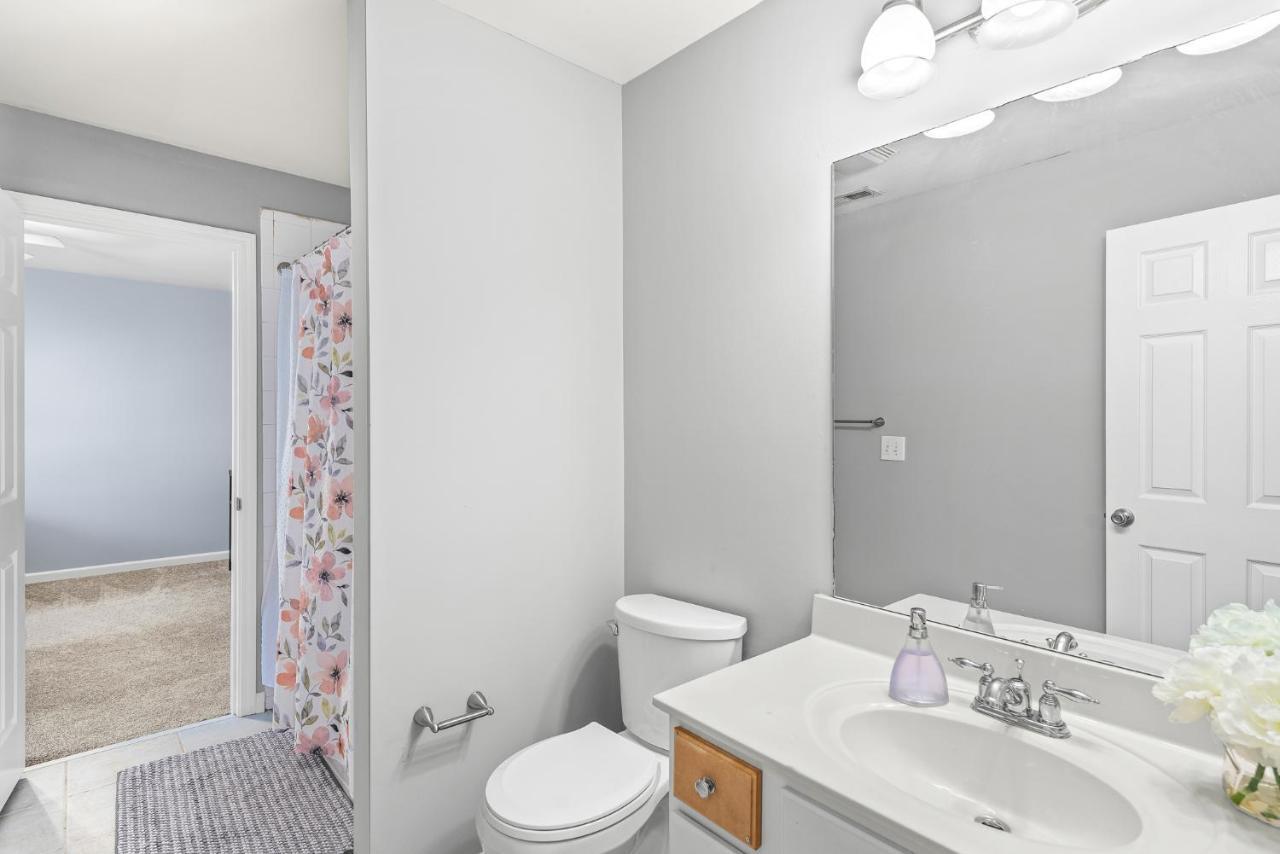 Вилла Calming Grey Townhouse With Jacuzzi Bathtub Атланта Экстерьер фото