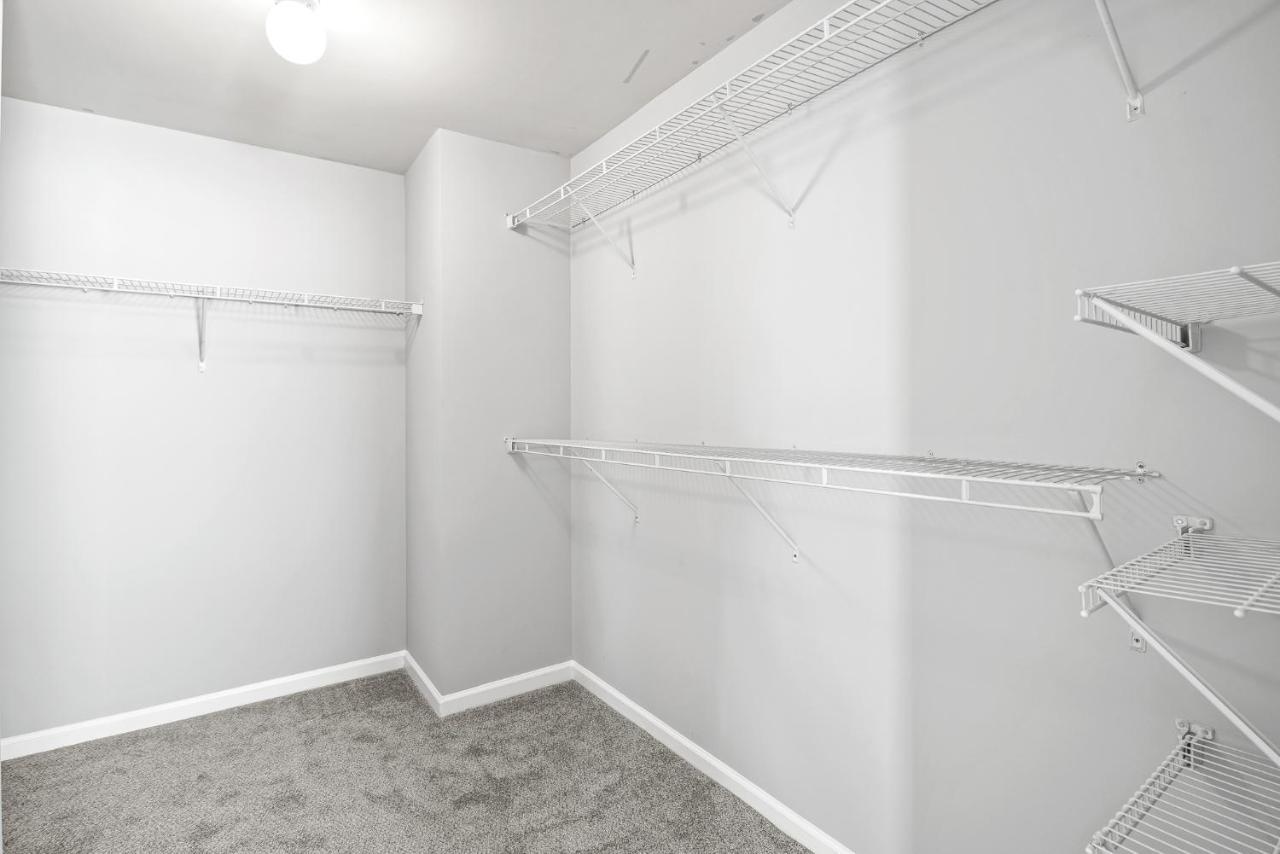 Вилла Calming Grey Townhouse With Jacuzzi Bathtub Атланта Экстерьер фото